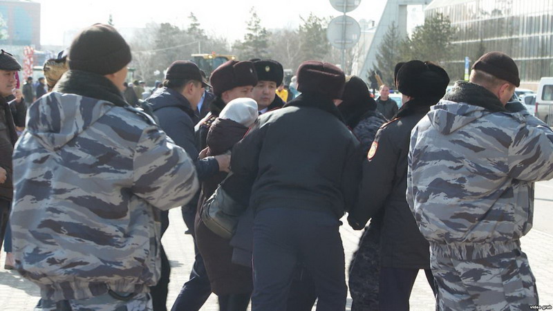 В Казахстане задержали протестующих  против переименования Астаны (видео)