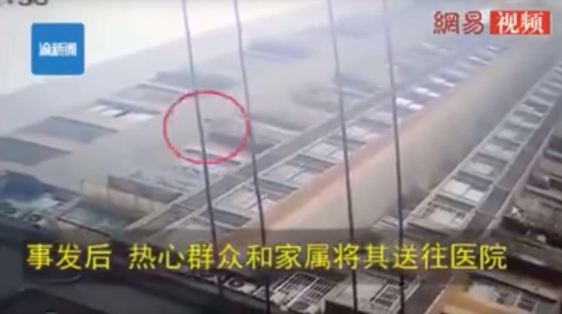В Китае 6-летняя девочка упала с 26 этажа и выжила (видео)