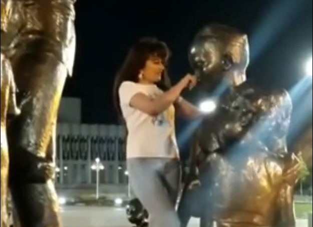 Узбекистанка хотела поселфиться и залезла на памятник Шамахмудовых (видео)
