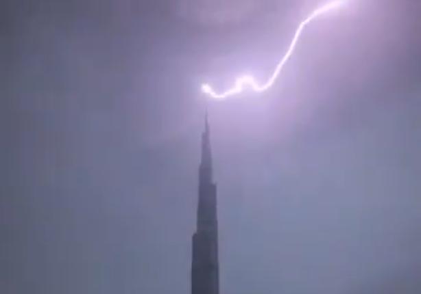 Самое высокое здание в мире подверглось  удару молнии