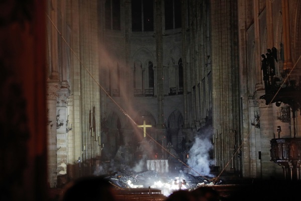 Журналист опубликовал видео изнутри сгоревшего собора Парижской Богоматери 