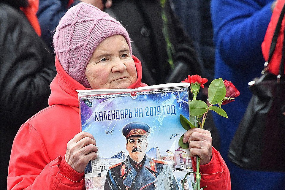 Рекордное количество россиян оправдывает Сталина, а его правнук считает их дегенератами