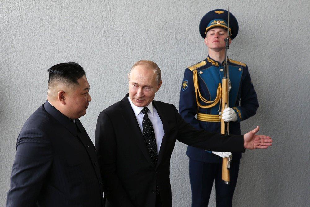 Ким Чен Ын впервые в истории встретился с Путиным и поговорил с ним тет-а-тет (фото)