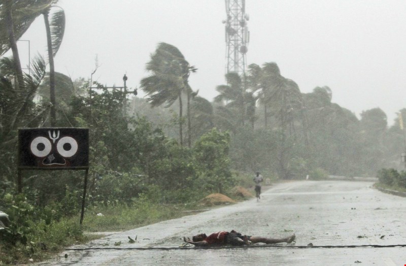 На Индию обрушился циклон, угрожающий сотни миллионам жителей (видео)