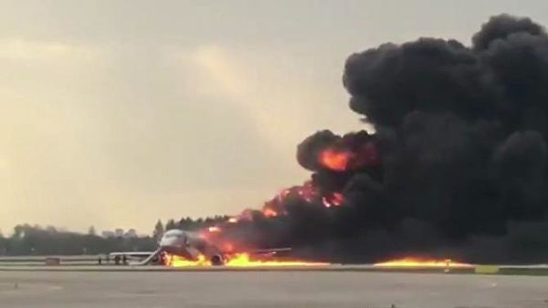 13 человек погибли при аварийной посадке пассажирского самолета в московском Шереметьево (видео)