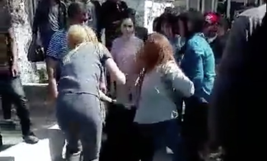 В Ангрене женщины устроили коллективную расправу над девушкой за разрушенную семью (видео)