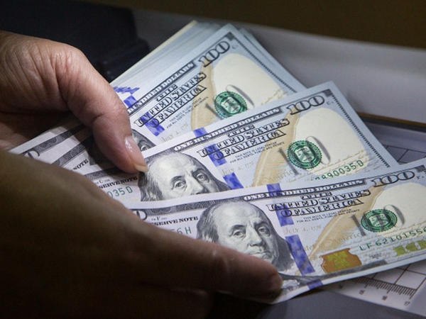 Опубликован курс валюты: доллар в Узбекистане держится с конца апреля