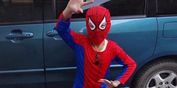 В Тбилиси ребенок в костюме человека-паука упал с восьмого этажа и выжил