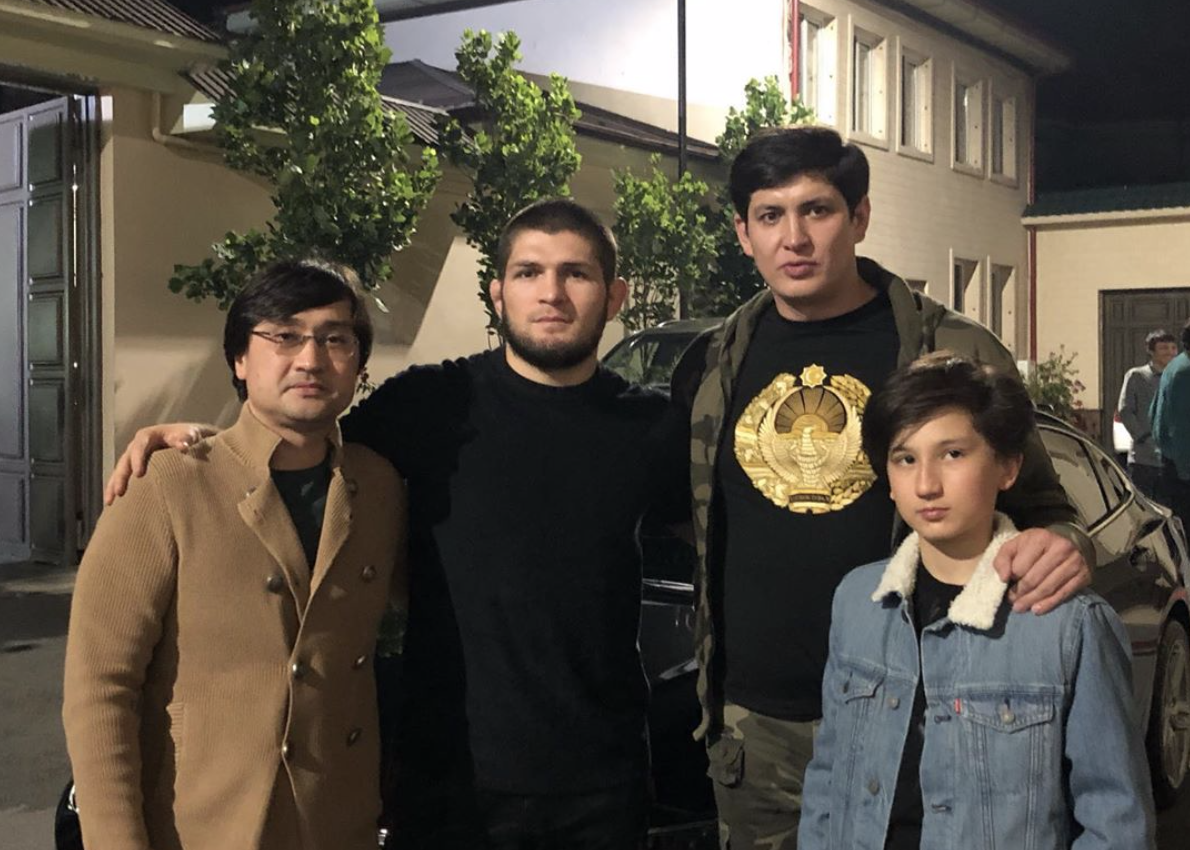 Хабиб Нурмагомедов прибыл в Ташкент и опубликовал фото с зятьями президента
