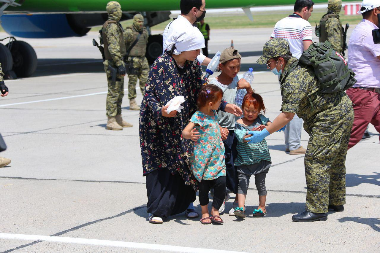 Президент помог эвакуировать сотни узбекистанцев из Сирии на родину