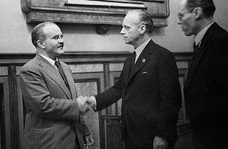 Опубликовано секретное соглашение между нацистской Германией и СССР о ненападении 