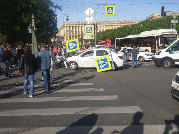 В Петербурге узбекистанец на легковушке влетел в толпу пешеходов на перекрёстке