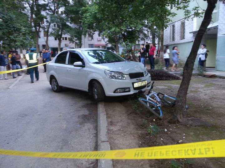 В Юнусабадском районе девушка насмерть сбила двух детей во дворе 