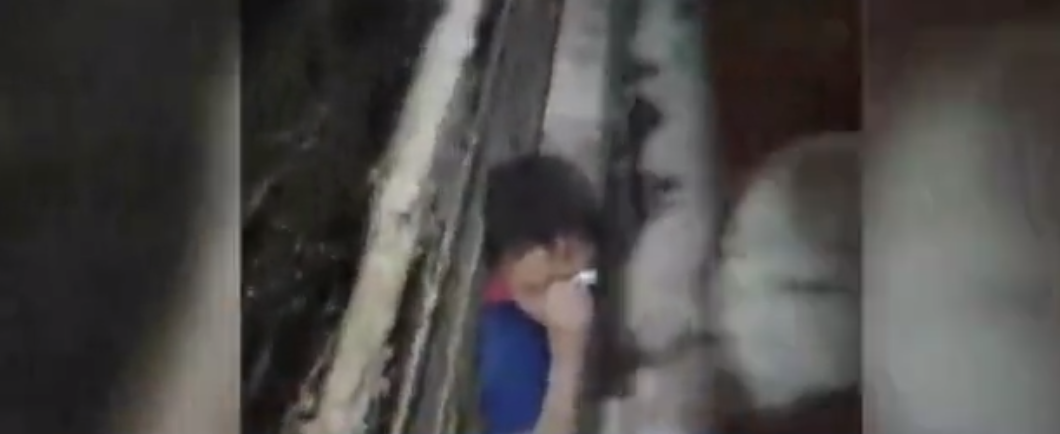 В Фергане ребенок застрял между стенами домов (видео)