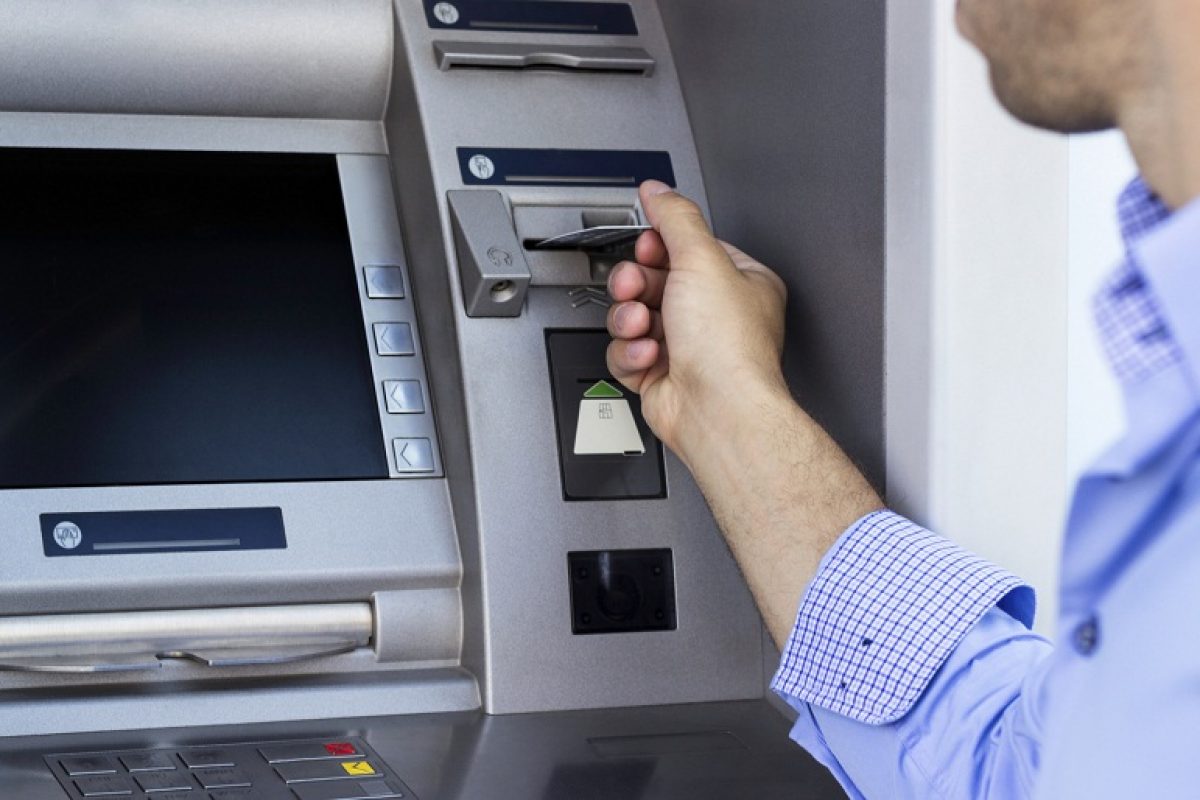 В Андижане появился банкомат, путающий купюры 
