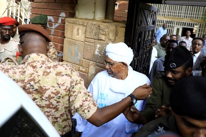 Свергнутый президент Судана впервые появился на публике