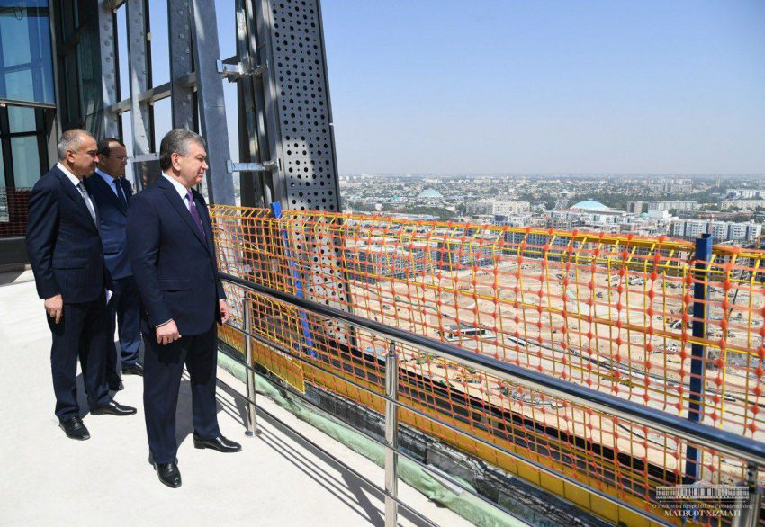 Президент ознакомился с Конгресс-холлом на территории Tashkent City (фото)