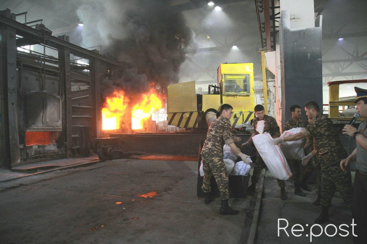 Сотрудники СГБ сожгли свыше тонны изъятых наркотиков (фото)