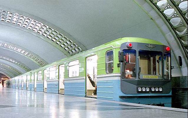 В Ташкентском метро студент упал на рельсы