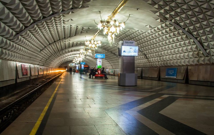 В Ташкентском метро мужчина из-за плохого самочувствия упал на рельсы