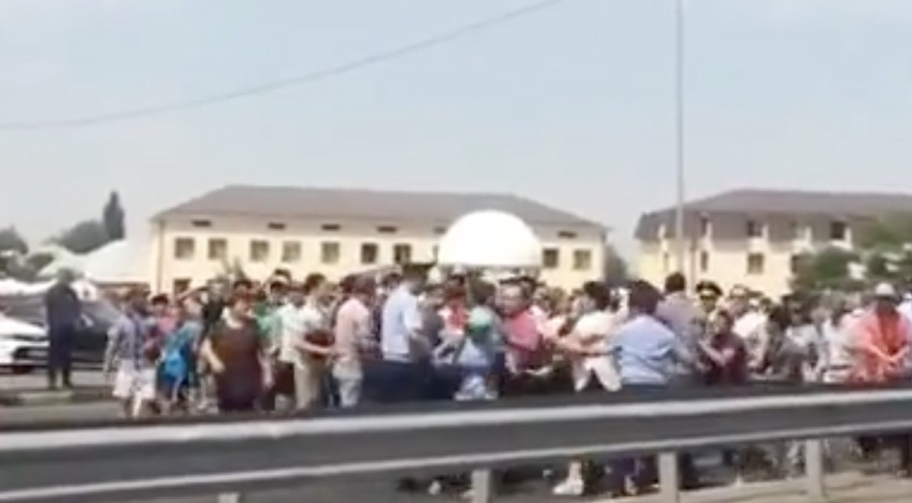 Сотни эвакуированных жителей Арыси в Казахстане устроили митинг, требуя жилья в Шымкенте (видео)