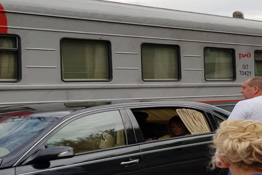 Алла Пугачева прокатилась на машине по перрону московского вокзала: как отреагировали на это российские звезды (видео)