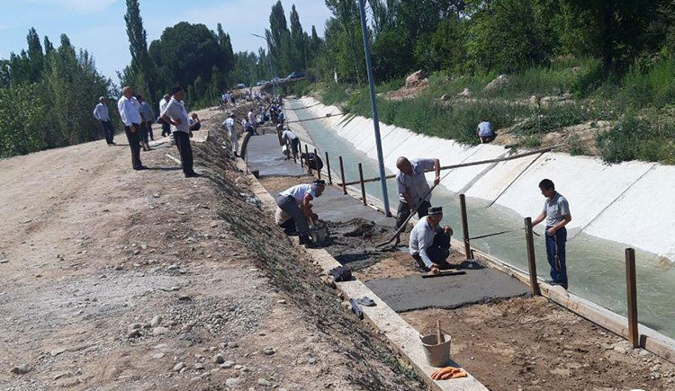 В Наманганской области учителей школ заставили бетонировать берег канала