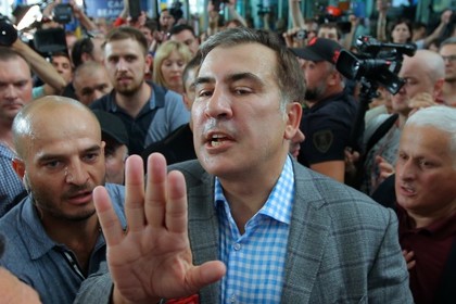 Саакашвили подрался с оппонентами и сломал руку пенсионерке