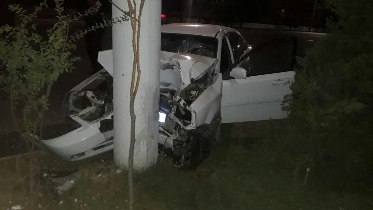 В Ташкенте водитель «Ласетти» уснул за рулем и врезался в столб