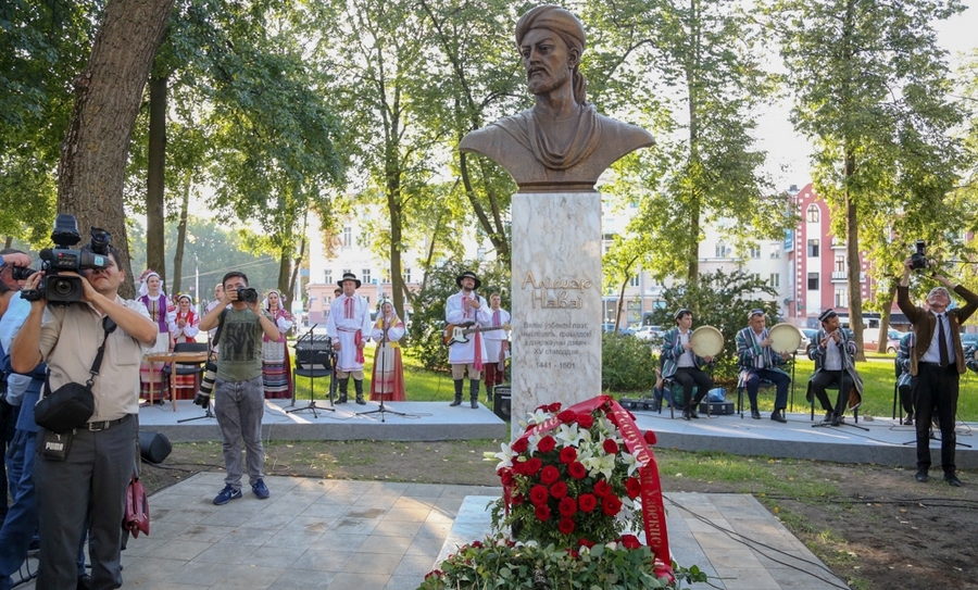 В Минске открылся памятник-бюст Алишеру Навои