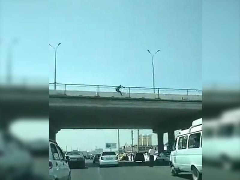 Женщина в алкогольном опьянении пыталась спрыгнуть с моста в Ташкенте