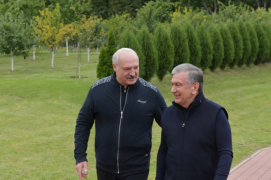 Мирзиёев и Лукашенко провели неформальную встречу, на которой обменялись подарками