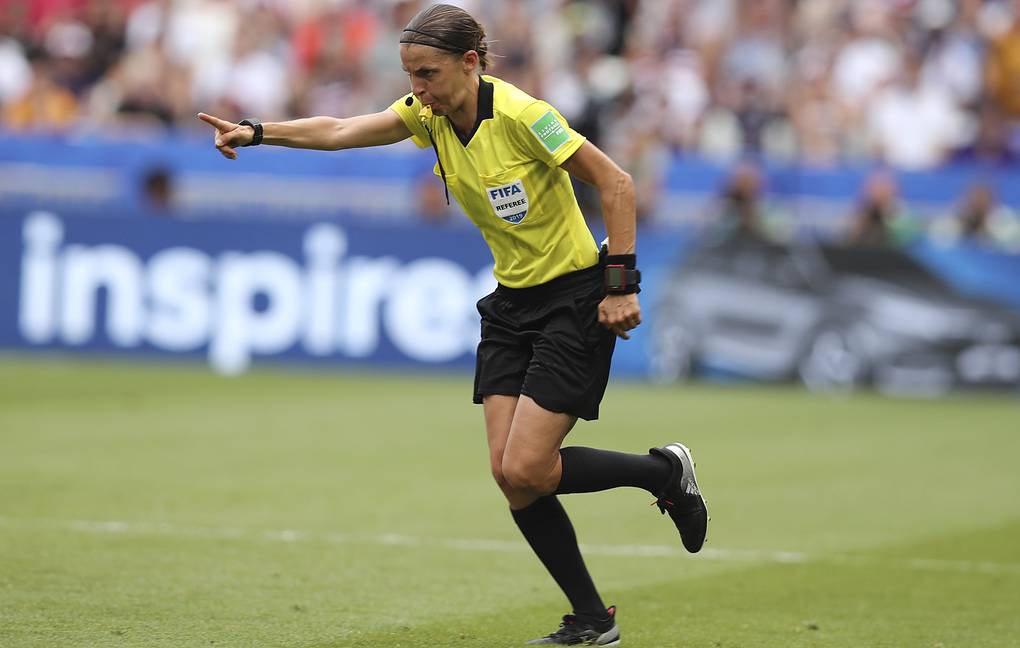 Матч Суперкубка УЕФА впервые рассудит женская бригада арбитров