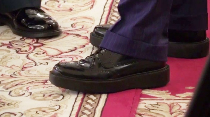 Узбекские кроссовки, «наноботинки» и туфли королевы: что носят мировые лидеры 