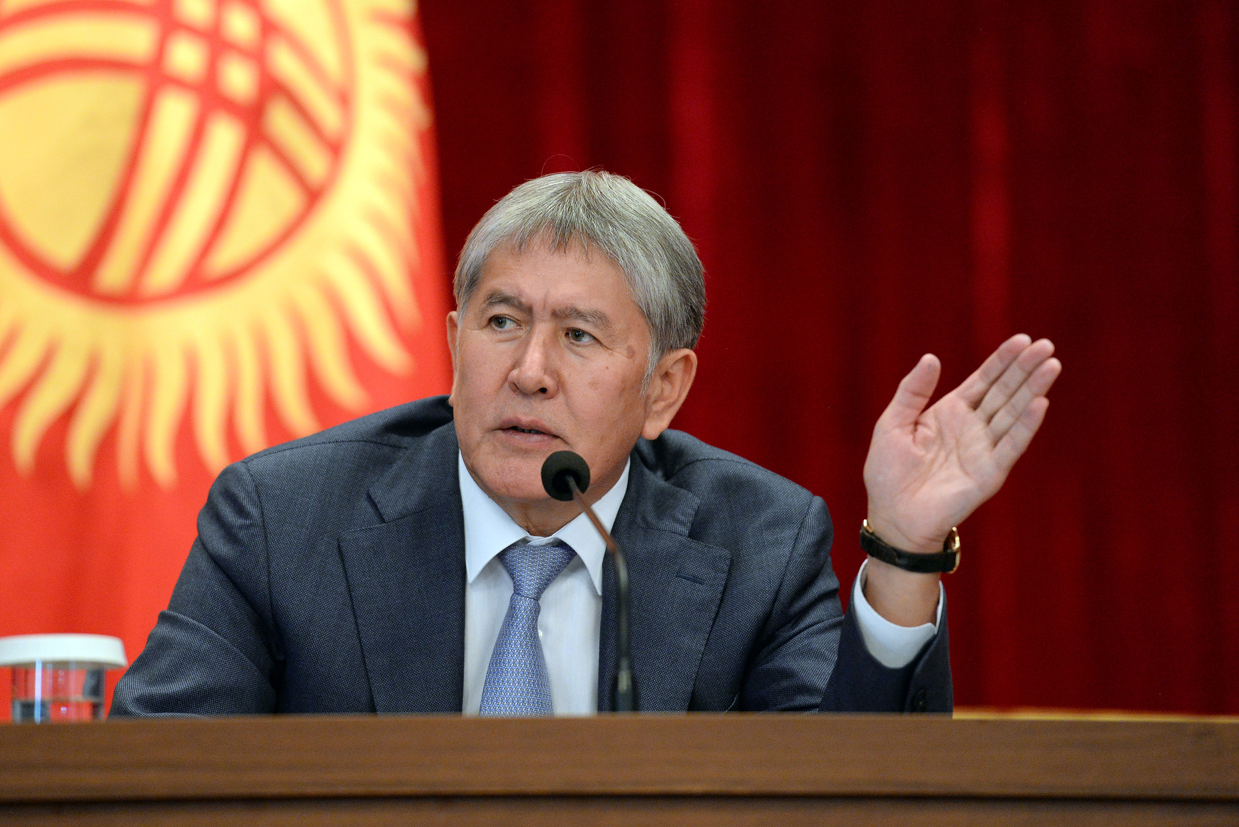 В Кыргызстане проходит спецоперация по задержанию бывшего президента Алмазбека Атамбаева