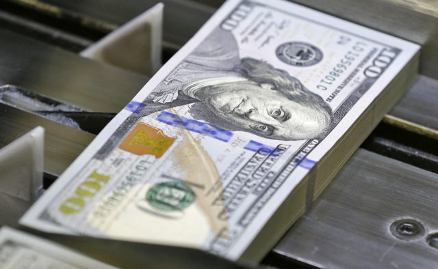 В коммерческих банках курс доллара  взлетел до  8900 сумов