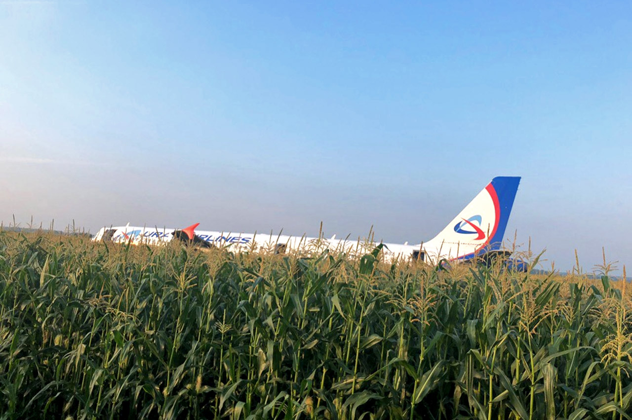 Пассажирский самолет совершил жесткую посадку в поле в Подмосковье