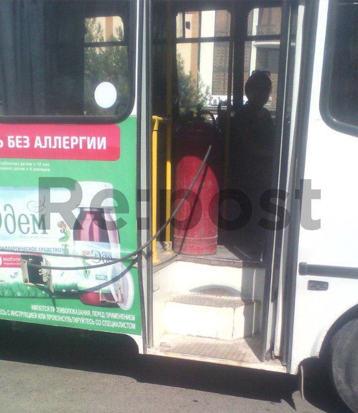 В Андижане водитель общественного автобуса перевозит людей с открытым газовым баллоном в салоне