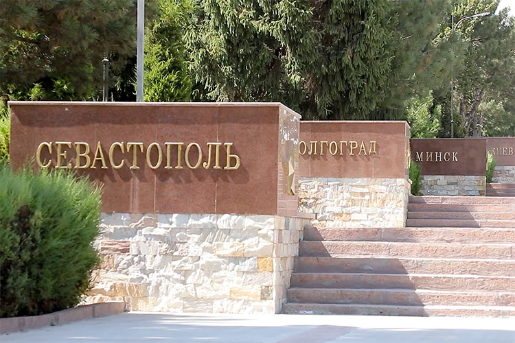 Хокимият Ташкента вернул бронзовые буквы и звезды на «Братских могилах»