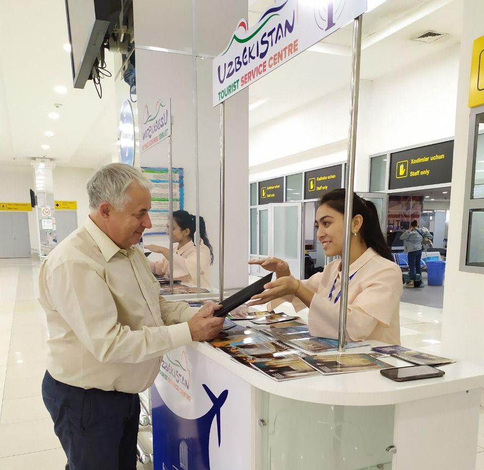 В аэропортах и на вокзалах Узбекистана появились пункты проката планшетов для туристов