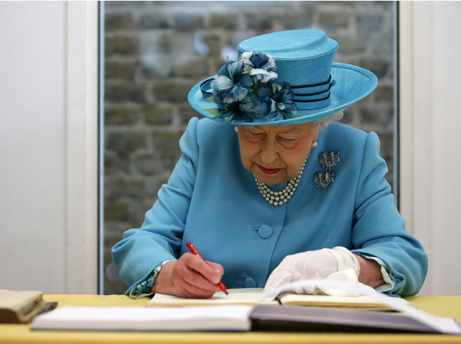 Королева Великобритании утвердила законопроект о запрете жесткого «Брекзита»