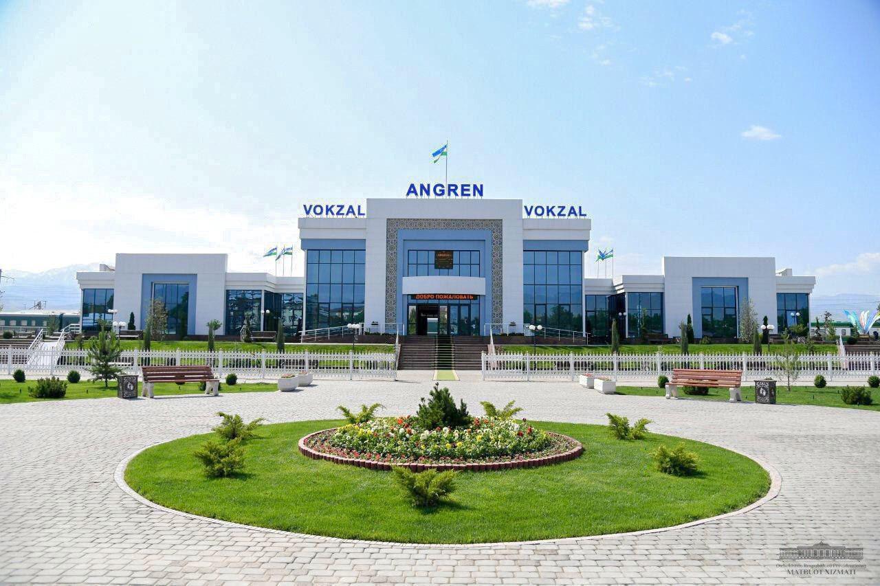 Поезд Ташкент-Андижан застрял в Ангрене из-за сбоя электричества