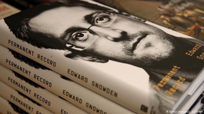 США подали в суд на Сноудена из-за его книги