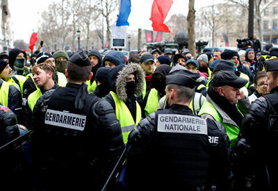 В Париже полиция применила слезоточивый газ для разгона «желтых жилетов»