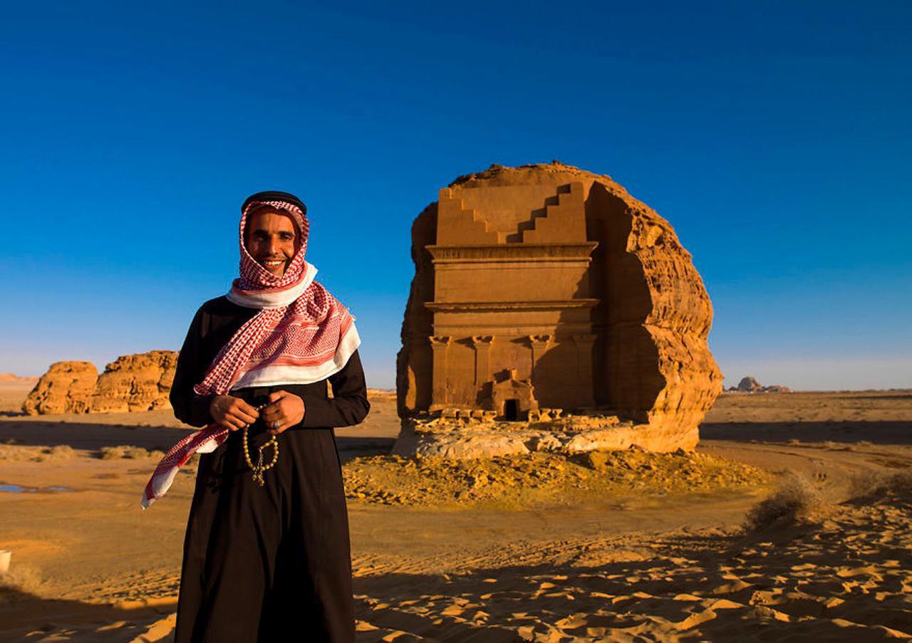 Саудовская Аравия начнет выдавать визы туристам и разрешит не носить иностранкам абайю