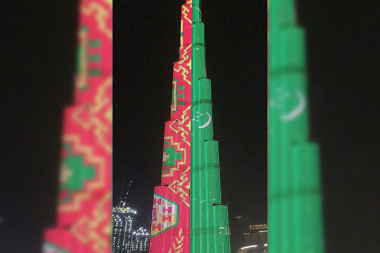 Небоскреб в Дубае окрасили в цвета туркменского флага