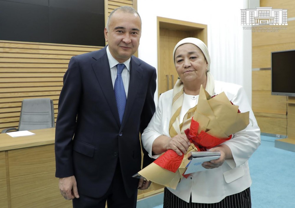 Хоким Ташкента наградил активистов махаллей нагрудными знаками «Махалла Ифтихори» 
