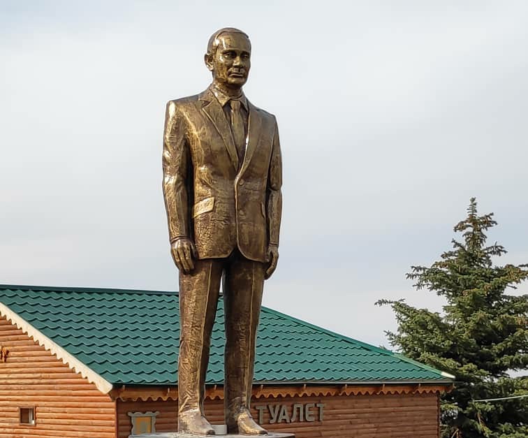 В Киргизии установили памятник Путину