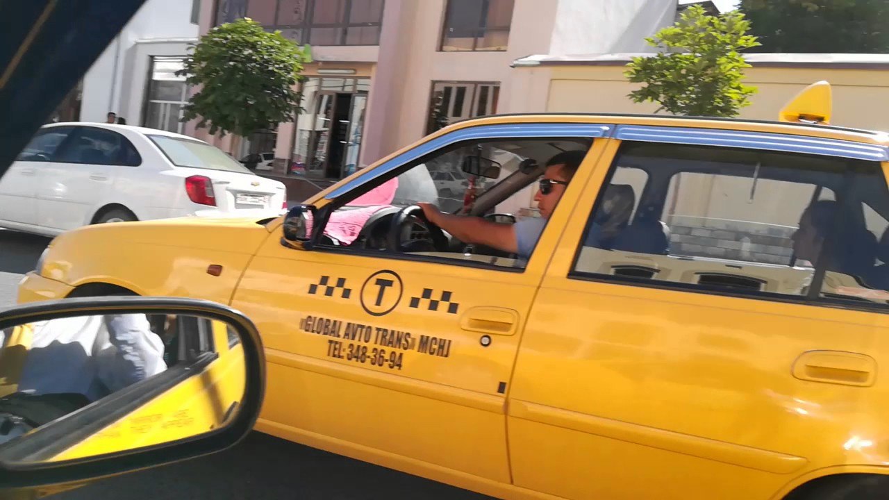 Китайские туристы случайно заплатили самаркандскому таксисту $250