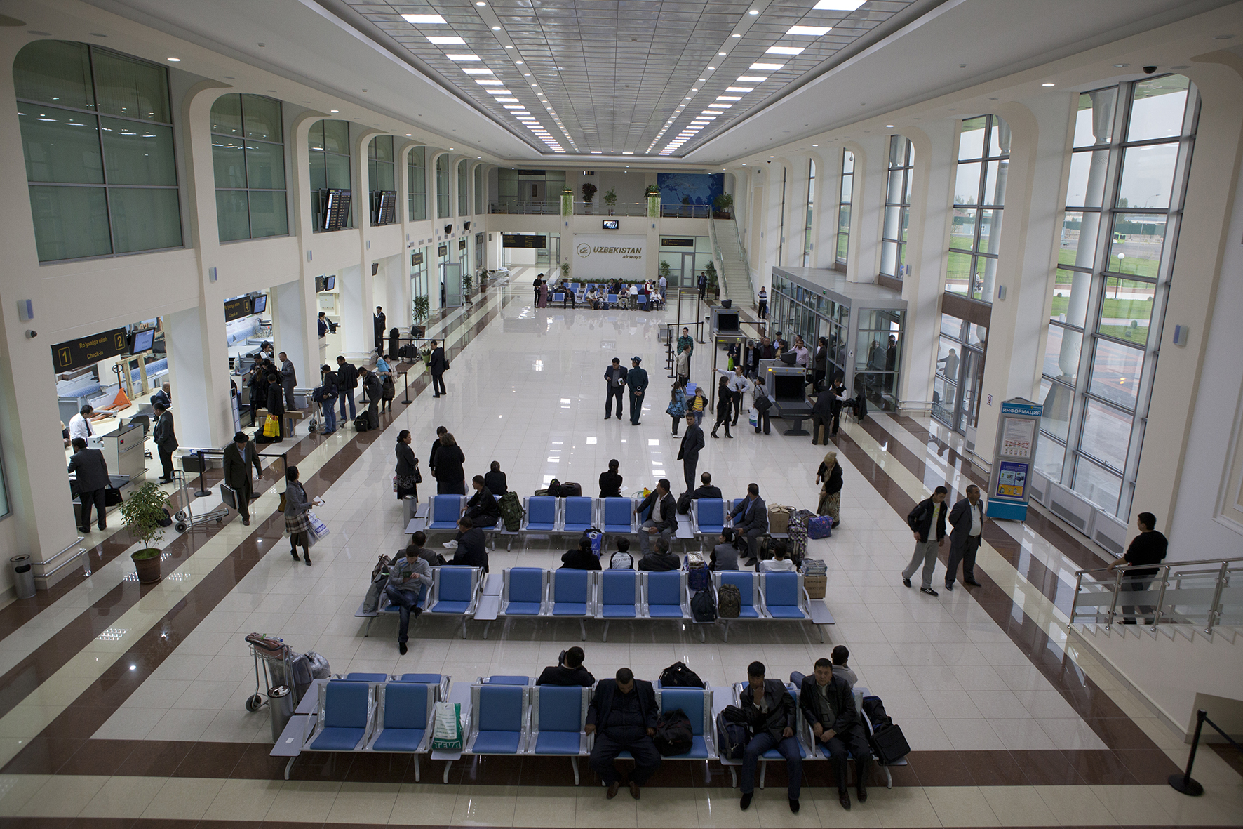 Захотевших выехать за границу узбекистанцев стало меньше
